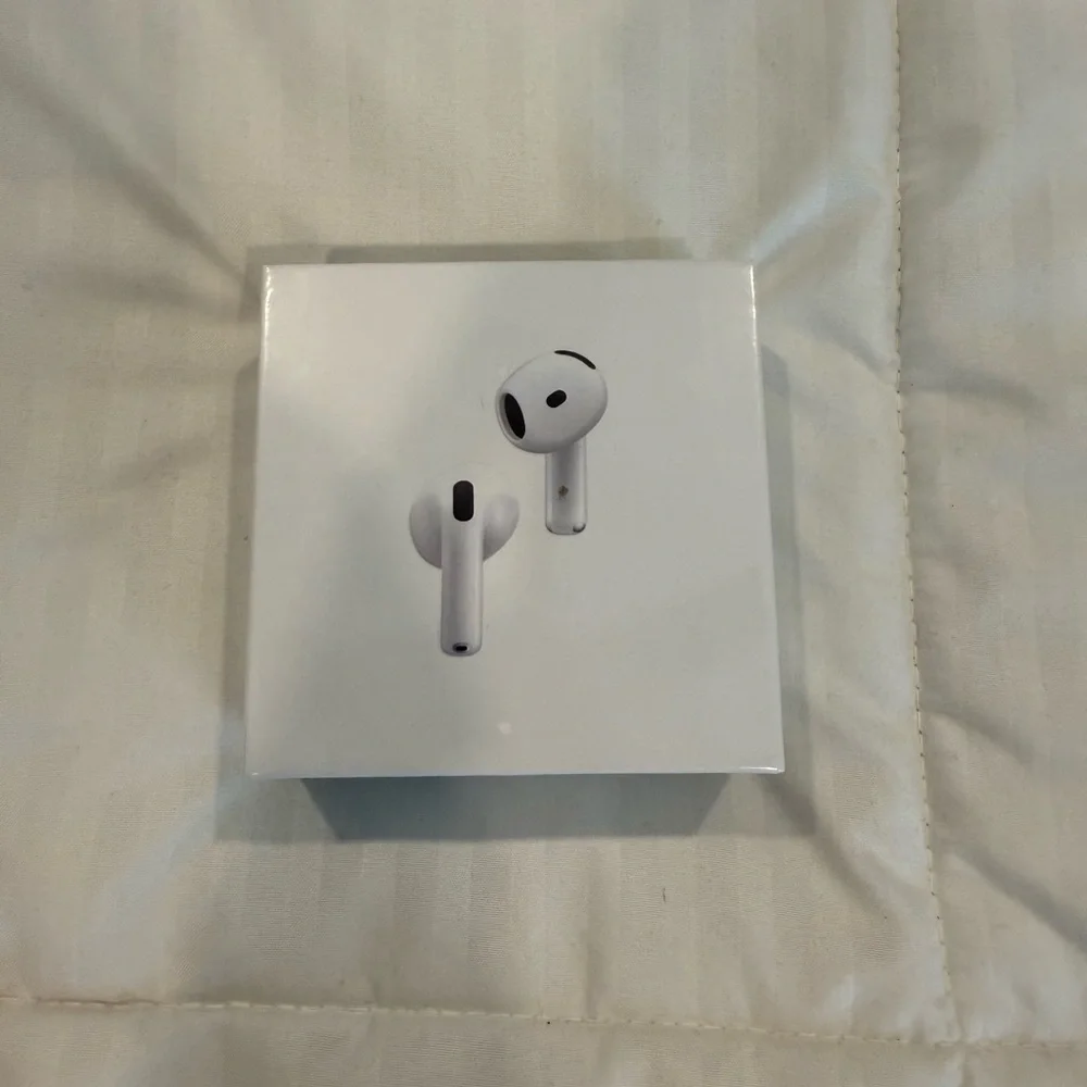 Apple AirPods (4th Generation)